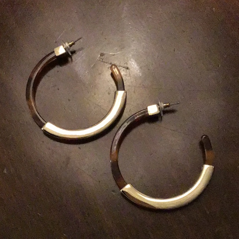 Gold plated/tortoise hoop earrings